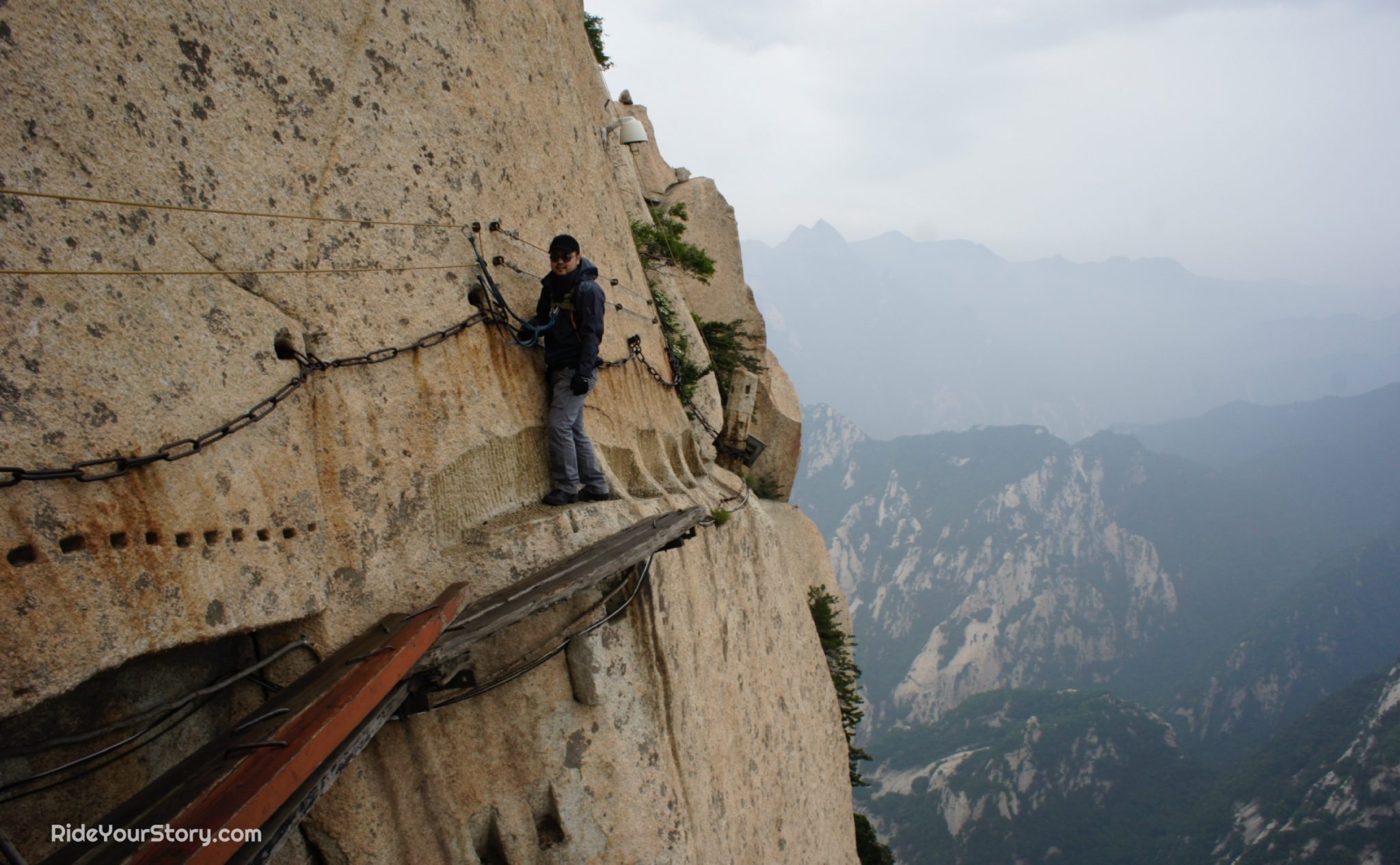 The Precarious Plank Walk In Hua Shan – 长空栈道 – Rideyourstory